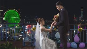 何宜珊下跪向王盈凱求婚。（圖／台視提供）