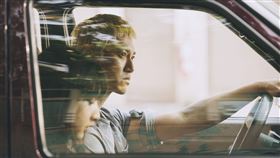 《塑膠花》中吳慷仁對李沐的情感是一個謎團。（圖／Hami Video提供）