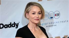 莎朗史東https://www.flickr.com/photos/gageskidmore/33490225916/in/photolist-T2qaod-TBLGfN-T2qqdo-STEzb8-JsQeP-9nc62r-9nf8uW-qQd2A-4MsJkp-c9qXYd-7ChEY7-LzReu-5pgdy9-RNu93y-eC8BpR-Evgva-2j4gyDU-2j3Bnwa-aUVi