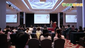 周宛儀院長說：兒童青少年從小一就應該開始洗臉，才能達到有效抗痘。