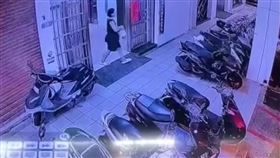 林靖恩，偷吃外送的乾麵，脫序(圖／翻攝畫面)