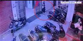 林靖恩行竊脫序畫面曝光　保全：動作自然（圖／翻攝畫面）