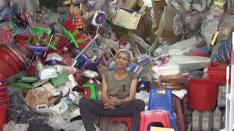 五金行商品堆小山滿出來　老闆：亂中有序