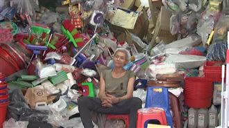 五金行商品堆小山滿出來　老闆：亂中有序