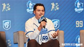 ▲張育成加盟富邦悍將記者會，曝光選擇99號原因。（圖／記者劉彥池攝影）