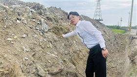 苗栗縣民進黨籍議員陳光軒近日遭人跟蹤甚至電話恐嚇，對方嗆聲「為什麼要管他倒土」、「要去你家倒土、灌水泥」，陳懷疑因自己監督與舉報土方棄置、廢棄物濫倒，引起對方不滿，才會屢遭恐嚇，目前已向警方報案。