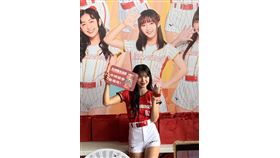 來台解鄉愁靠這罐　啦啦隊女神李多慧賣泡菜10分鐘熱銷破百罐（業配勿用）