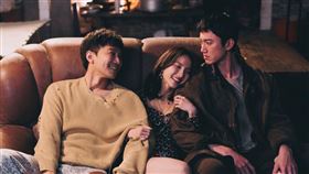 吳慷仁(右起)在《塑膠花》中和前任張寗、摯友鄒承恩有段陳年恩怨。（圖／抓馬文化提供）