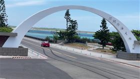 澎湖跨海大橋前天（9日）凌晨有人故意開車在橋上競速、甩尾、燒胎，有民眾拍下畫面並上傳社群網路，隔天另有民眾發現路面殘留不少燒胎痕跡，質疑該車行為不法已違規。警方指出，目前還未接獲報案，不過該車已經違反道路交通管理處罰條例以及刑法公共危險罪。