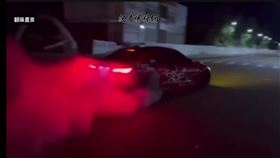 澎湖跨海大橋前天（9日）凌晨有人故意開車在橋上競速、甩尾、燒胎，有民眾拍下畫面並上傳社群網路，隔天另有民眾發現路面殘留不少燒胎痕跡，質疑該車行為不法已違規。警方指出，目前還未接獲報案，不過該車已經違反道路交通管理處罰條例以及刑法公共危險罪。