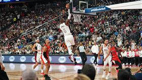 柯瑞與詹姆斯完成夢幻接力灌籃。（圖／翻攝自美國夢幻隊X）