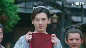 身高187公分的畢雯珺劇中挑戰女裝，扮成村婦英雄救美，沒想到竟險被山賊「桌咚」強吻。（圖／LINE TV提供）