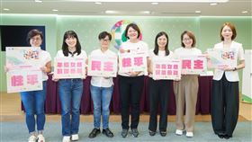 民進黨性平部主任李晏榕與發言人韓瑩舉行「民主x性平：下一個世代的女性政治培力營」發布記者會，副秘書長楊懿珊、新北市議員山田摩衣、顏蔚慈、鄭宇恩與南投縣議員沈夙崢與會（圖／民進黨提供）