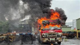 基隆、汐止交界驚傳恐怖火燒車意外。（圖／消防局提供）