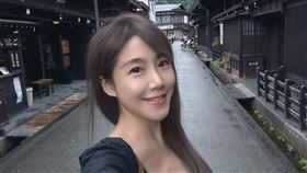 佩佩在日本老街自拍。（圖／翻攝自FB／佩佩）