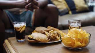 （示意圖／pexels）沙發馬鈴薯,零食,狂吃