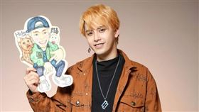 粉絲畫了家中寵物送給田亞霍當禮物。（圖／記者林士傑攝）