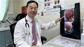 烏日林新醫院癌症中心許人文副院長呼籲，口服標靶藥物對有基因突變的肺腺癌病人療效卓著，可免去部分癌友接受化學藥物的恐懼，但是不同的標靶藥物還是有它獨特的副作用。（圖／烏日林新醫院提供）