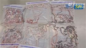 中國男褲袋藏104活蛇闖關「蠕動狂爬」，海關瞠目結舌。（圖／翻攝自「海關發布」微博）