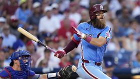 ▲馬許（Brandon Marsh）10日賽前和大谷翔平握手，和道奇的3連戰寫下跨場「完全打擊」。（圖／美聯社／達志影像）