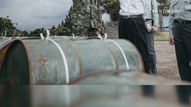 淡水河口防衛重點！「塗裝油桶」阻絕中共