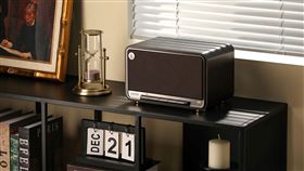 EDIFIER D32 藍牙串流喇叭推出奶油白和黑木紋兩款復古配色。（圖／品牌業者提供）