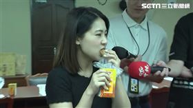 ▲立委徐巧芯在國民黨團大會發黑糖饅頭、麥茶