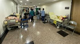 台大醫院急診室與民眾候診情況。（圖／記者簡浩正攝影）