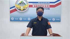 台中市警局副局長何孟宗，擦擦筆(圖／翻攝畫面)