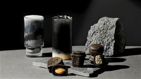 茶湯會19週年慶推出「Black Project玩黑計畫 」在飲品和雞蛋糕中注入黑色靈魂，和消費者一起大膽想像、反轉品牌與自己的刻板印象。（圖／品牌業者提供）
