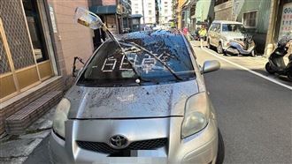 新北車疑停私有地遭砸　男嗆：要告來告