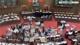 選罷法逕付二讀，民進黨團抗議（圖／記者高逸帆攝影）
