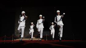 中正紀念堂三軍儀隊擬撤出堂體（1）各界關注中正紀念堂轉型議題，行政院4日聽取跨部會報告轉型正義業務進度，文化部會中提出三軍儀隊撤出中正紀念堂體，未來勤務展示改於民主大道進行的方案，不過實施時間仍待定。圖為中正紀念堂5日下午循例進行儀隊交接儀式。中央社記者趙世勳攝  113年7月5日