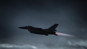 不分晝夜  F-16V飛往目標進行夜航訓練空軍為強化夜間作戰能力，持續夜航訓練。圖為F-16V戰機夜航前往目標區訓練。中央社記者游凱翔嘉義攝  113年6月23日