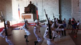 中正紀念堂三軍儀隊擬撤出堂體（2）各界持續關注三軍儀隊何時會撤離中正紀念堂堂體，國防部長顧立雄日前指出，三軍儀隊如何進行操演是由文化部主管，國防部已與文化部多次協調，盼將三軍儀隊移到自由廣場操演，目前已協調得差不多，何時執行國防部會完全配合。圖為中正紀念堂5日下午儀隊交接，吸引民眾圍觀。中央社記者趙世勳攝　113年7月5日