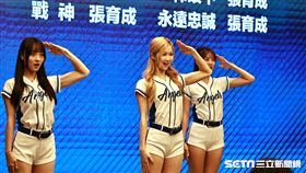 ▲Fubon Angels成員示範張育成應援曲。（圖／記者劉彥池攝影）