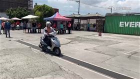機車下鄉考照超夯 母為兒排隊凌晨3點半搶頭香　考駕照
