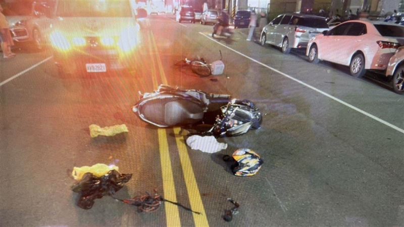 阿嬤突然從逆向衝出，加尚未開車燈，被機車男子撞上。(圖/資料照)