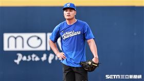 ▲張育成中職初登場，賽前守備練習。（圖／記者劉彥池攝影）