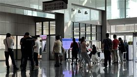 隨著首位裁定出爐，現場警方氣氛也變得更加凝重。