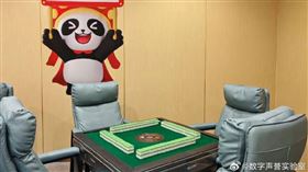 民眾在海底撈候位時看到一張麻將桌。（圖／翻攝自微博「數位聲譽實驗室」）