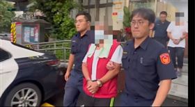 內湖成功路巷弄藏有霰彈槍跟開山刀，警方帶回林姓屋主及李姓通緝犯。（圖／翻攝畫面）