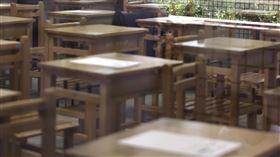 分科測驗登場　試務人員進行考場準備工作113學年度分科測驗12日舉行第1天考試，考物理、化學、數學甲及生物。試務人員上午在台北市西松高中考場進行準備工作。中央社記者翁睿坤攝  113年7月12日