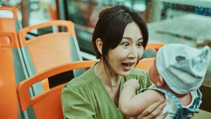 曾莞婷變精神異常新手媽　公車抱嬰表情詭