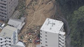 日本愛媛縣松山市綠町的住宅區附近今天凌晨4時前發生土石流，大量沙土湧入多間民宅與社區大樓，當地消防單位獲報有3人「來不及逃出」，仍在搜索失聯者。　（圖／美聯社／達志影像）
