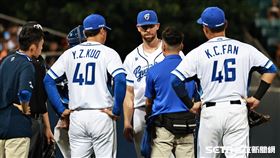 ▲富邦悍將先發投手布藍登3局上因傷退場。（圖／記者劉彥池攝影）