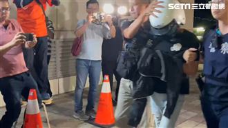 「口罩男」被押回警局　快步低頭不發一語