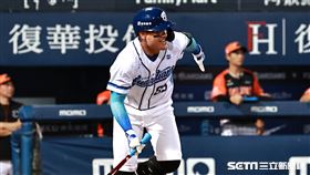 ▲張育成中職初登場，第三打席三壘滾地球出局。（圖／記者劉彥池攝影）