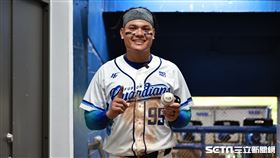 ▲張育成中職初登場賽後和首安球合影。（圖／記者劉彥池攝影）