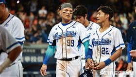 ▲張育成中職初登場賽後。（圖／記者劉彥池攝影）